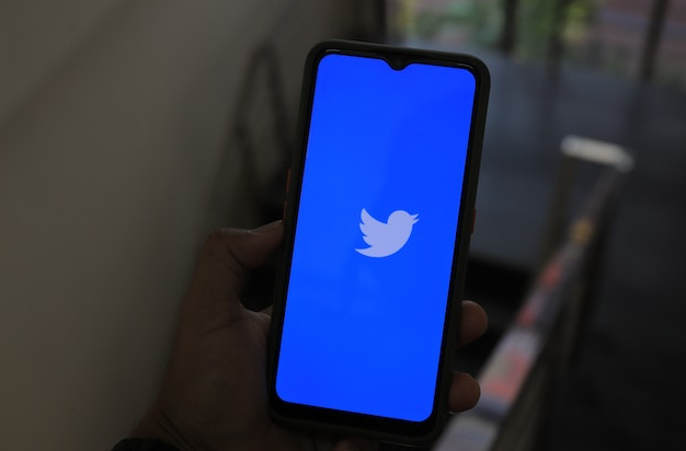 Cara Menyembunyikan Konten Sensitif di Twitter